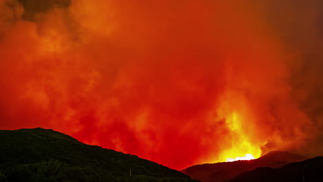 Zeitraffer-Fängt-Die-Intensive-Wut-Eines-Nächtlichen-Waldbrandes-Ein,-Der-Durch-Die-Landschaft-Fegt