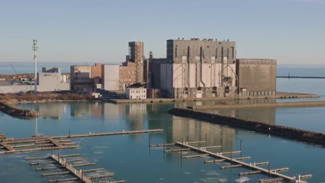 Paseo-Marítimo-Industrial-Con-Elevadores-De-Granos-En-Port-Colborne,-Aguas-Tranquilas,-Cielo-Despejado,-Nadie,-Luz-Natural,-Vista-Aérea