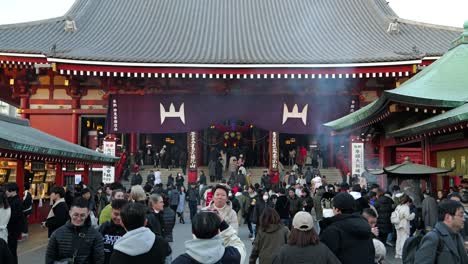 Cinematic-push-in-toward-Senso-Ji-shrine-in-Asakusa,-Tokyo