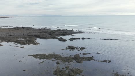 Vista-Aérea-Del-Océano-En-Calma,-Olas-Lentas,-Día-Nublado-En-Ytri-Tunga,-Snaefellsnes