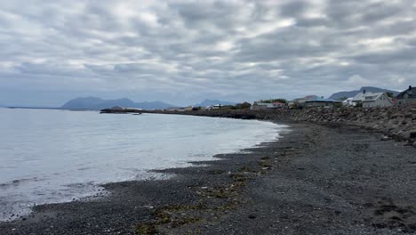 Overcast-gloomy-day-on-the-beach-in-Akranes,-Iceland