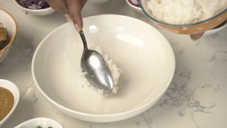 Primer-Plano-De-Mojar-Arroz-Jazmín-Blanco-En-Un-Tazón-Blanco,-Delicioso-Y-Vibrante-Plato-Vegano