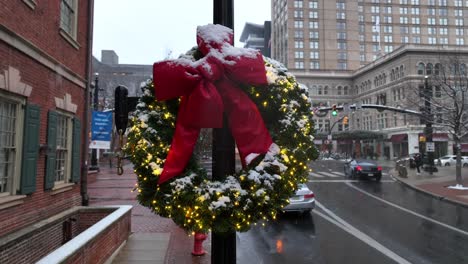 Corona-De-Navidad-En-La-Farola-De-La-Calle-De-La-Ciudad-Durante-Las-Ráfagas-De-Nieve