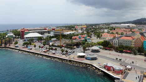 Recorra-El-Paseo-Marítimo-En-Un-Día-Soleado-Mientras-Los-Turistas-Recorren-La-Vibrante-Ciudad-De-Willemstad-Curacao