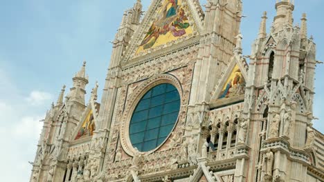 Inclinación-Lenta-Hacia-Arriba-De-La-Fachada-De-La-Catedral-De-Siena,-Una-Iglesia-Medieval-En-Siena,-Italia