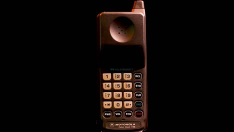 Teléfono-Celular-Gsm-Clásico-De-Bolsillo-Motorola,-Modelo-Antiguo-De-La-Serie-Microtac,-Primer-Plano-Giratorio