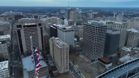 Wehende-Amerikanische-Flagge-Auf-Dem-Dach-Eines-Wolkenkratzers-Mit-Blick-Auf-Die-Innenstadt-In-Richmond,-Virginia