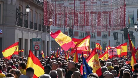 Demonstranten-Schwenken-Spanische-Flaggen,-Während-Sie-Sich-Während-Einer-Demonstration-Gegen-Die-Sozialistische-Partei-PSOE-Versammeln-Und-Sich-Bereit-Erklären,-Den-Am-Abspaltungsversuch-In-Katalonien-Im-Jahr-2017-Beteiligten-Personen-Amnestie-Zu-Gewähren.