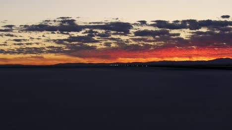 Vista-Aérea-Del-Paisaje-De-Salinas-Al-Atardecer,-Bonneville-En-Utah