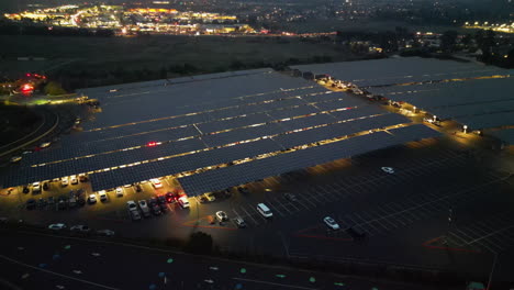 Aparcamiento-Bajo-Paneles-Solares-Granja-Energías-Renovables.