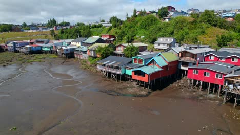 Dolly-En-Paso-Elevado-De-Los-Palafitos-De-Castro-En-Chiloé,-Marea-Baja,-Día-Soleado-De-Bajo-Nivel-De-Agua,-Chile