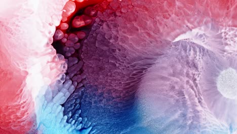 Abstrakte-Rote-Und-Blaue-Tintenwolken-Verschmelzen-Im-Wasser-Und-Erzeugen-Eine-Lebendige,-Dynamische-Farbmischung-Mit-Einem-Flüssigen,-ätherischen-Aussehen
