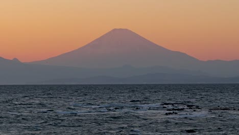 Wunderschöne-Silhouette-Des-Fuji-Während-Der-Orangefarbenen-Dämmerung