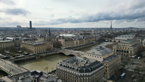 Paris-Von-Der-Île-De-La-Cité-Aus-Gesehen,-Mit-Dem-Eiffelturm-Und-Dem-Montparnasse-Turm-Im-Hintergrund,-Frankreich