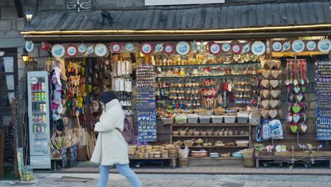 Tienda-De-Regalos-Y-Souvenirs-Especializados-En-La-Aldea-De-Metsovo,-Epiro,-Grecia