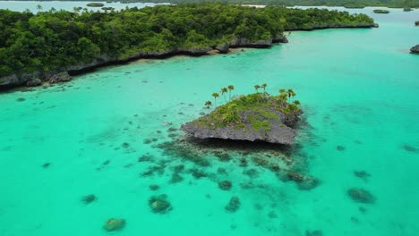 Vuelo-Cinematográfico-Con-Drones-Alrededor-De-Una-Remota-Isla-Rocosa-En-Fiji-Rodeada-De-Una-Laguna-Natural