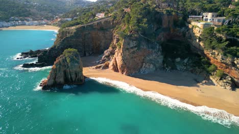 Der-Schönste-Strand-An-Der-Costa-Brava-Von-Girona,-FKK-Strand,-Luxustourismus