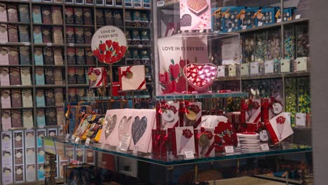 Valentine's-themed-chocolate-gifts-in-Venice