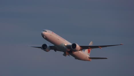 Air-Canada-Boeing-787-Dreamliner-Steigt-Auf-Und-Fliegt-Weg