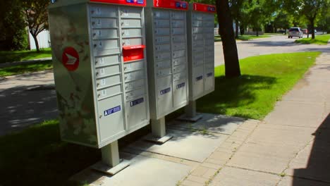 Zu-Fuß-Zu-Den-Briefkästen-Der-Canada-Post