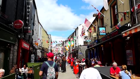 Concurrida-Calle-Quay-Con-Turistas-Y-Lugareños-Que-Visitan-La-Ciudad-Y-Restaurantes,-Galway.