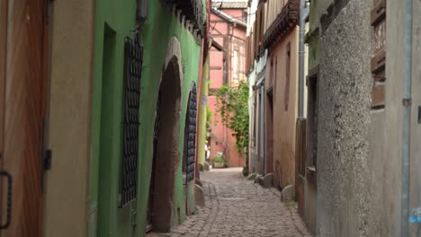 Menschen-Gehen-Durch-Die-Gasse-Im-Dorf-Riquewihr