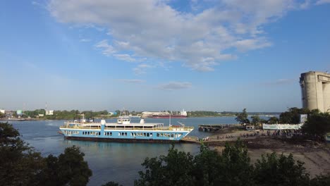 La-Gente-A-Bordo-Del-Ferry-En-Kenia-Mombasa-Likoni
