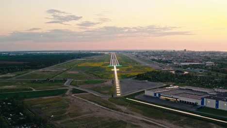 Anflug-Auf-Landebahn-26-Am-Flughafen-Tallinn-Mit-Leuchtender-Landebahnbeleuchtung-Und-Perfekt-Ausgerichteten-Papi-Leitlichtern-Im-Gelben-Sommersonnenuntergang