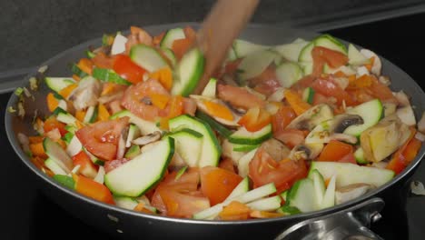 Kochen-Von-Gemüse-In-Der-Küche-Zu-Hause