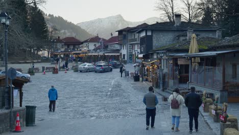 Metsovo-Plaza-Principal-Calle-Adoquinada-Cubierta-De-Nieve-Pico-De-Montaña-Fondo-Grecia-Invierno