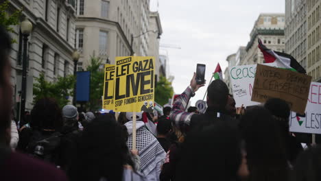 Eine-Zeitlupen-POV-Eines-Demonstranten,-Der-Bei-Einem-Pro-palästinensischen-Protest-In-D-Durch-Die-Straßen-Marschiert