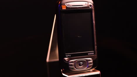 Vintage-Mobiltelefon-SPV-M3100-In-Orange-Aus-Den-2000er-Jahren,-Hergestellt-Von-HTC-Für-Europäische-Mobilfunknetze,-Nahaufnahme-Im-Vollbildmodus