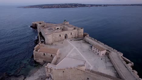 Luftaufnahme-Der-Burg-Ortigia-Insel-In-Der-Abenddämmerung,-Sizilien,-Italien