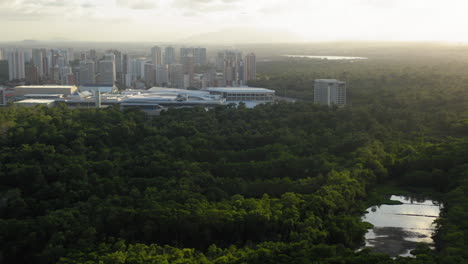 Vista-Aérea-De-Una-Gran-Zona-Verde,-El-Parque-Coco-Y-La-Ciudad-De-Fortaleza,-Al-Atardecer,-Ceara,-Brasil.