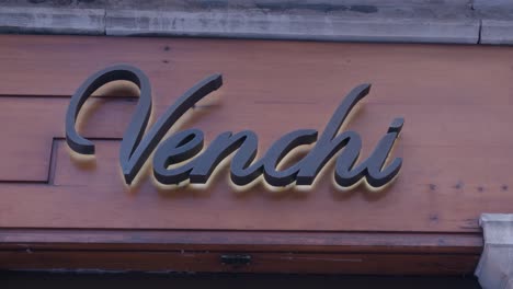 Venchi's-elegant-signage-in-Venice