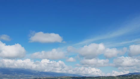 Entra-En-Un-Mundo-Donde-Los-Cielos-Se-Despliegan-En-Una-Fascinante-Muestra-De-Gracia-Y-Elegancia.