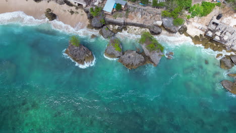 Felseninseln-Vor-Den-Klippen-Von-Bingin-Beach,-Uluwatu,-Indonesien