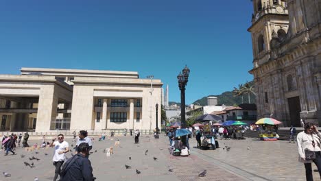 Sonnenbeschienene-Fassade-Der-Primatenkathedrale-Von-Bogota-Mit-Panoramablick-Auf-Die-Plaza-De-Bolívar