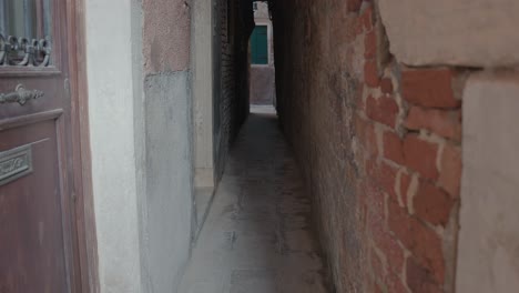 Narrow-brick-alleyway-in-Venice's-heart.-Italy