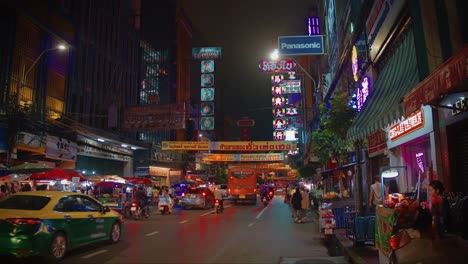 Aumento-Del-Tráfico-De-Bangkok-A-Medianoche-Con-Taxis-Buscando-Pasajeros