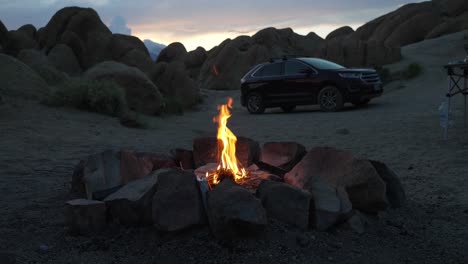 Lagerfeuer-Zwischen-Felsen-Und-Auto,-Camping-In-Der-Wildnis