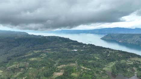 Samosir-Insel-In-Sumatra-Mit-üppigem-Grün-Und-Tobasee-Unter-Bewölktem-Himmel,-Luftaufnahme