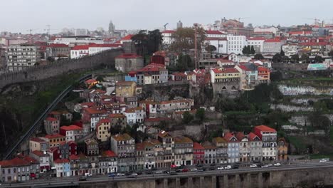 Alte-Bunte-Gebäude-Von-Porto-Neben-Der-Seilbahn-Muralha-Fernandina-Und-Dos-Guindais