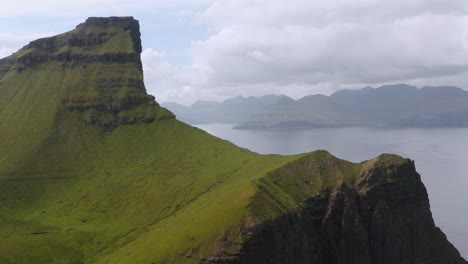 Kalsoy-Island-and-famous-Kallur-lighthouse-in-Faroe-islands