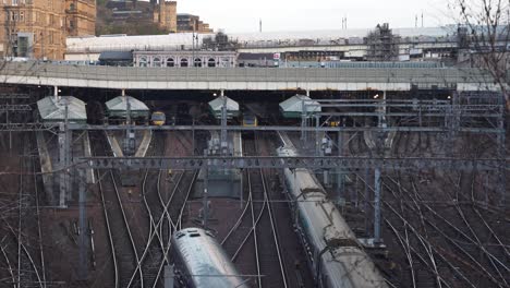 Trains-arriving-and-departing-from-Edinburgh-Waverley-railway-station,-Scottish-capital-city