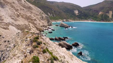 Vista-Desde-El-Acantilado-De-La-Playa-De-Petani-Con-Aguas-Turquesas-En-Cefalonia,-Grecia