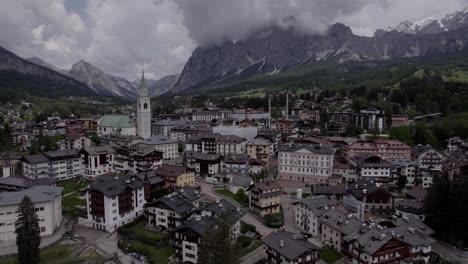 Pueblo-Alpino-Cortina-D&#39;ampezzo-Aéreo-Y-Dolomitas-De-La-Iglesia,-Italia