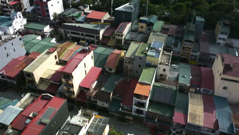 Vista-Aérea-Alrededor-De-Casas-Modernas-Con-Energía-Solar-En-La-Soleada-Manila,-Filipinas