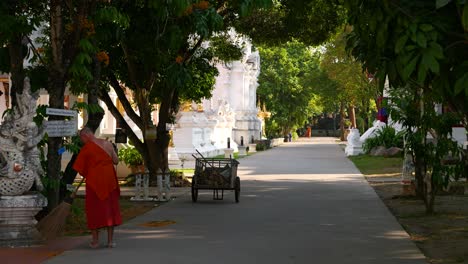 Afternoon-scenery-at-temple-grounds-in-Thailand,-Chiang-Mai-with-monks