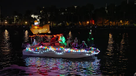 Beleuchtete-Boote-Auf-Parade-Auf-Hillsborough-River-In-Der-Nacht-Während-Der-Weihnachtszeit-In-Tampa,-Florida